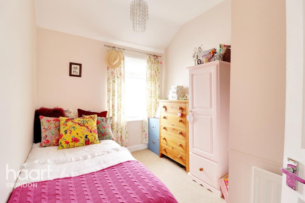 Ferndale Road, Swindon 3 bed terraced house £200,000