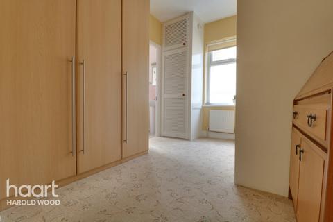 6 Shepherds Hill, Romford, RM3 0ND
