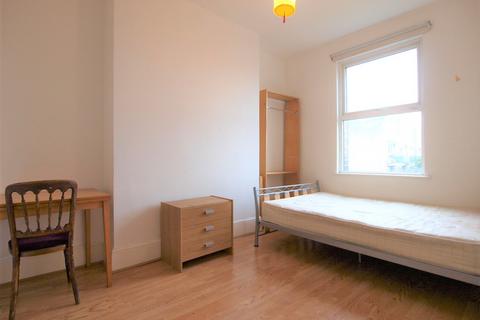 3 bedroom maisonette to rent, Green Lanes, Newington Green, N16