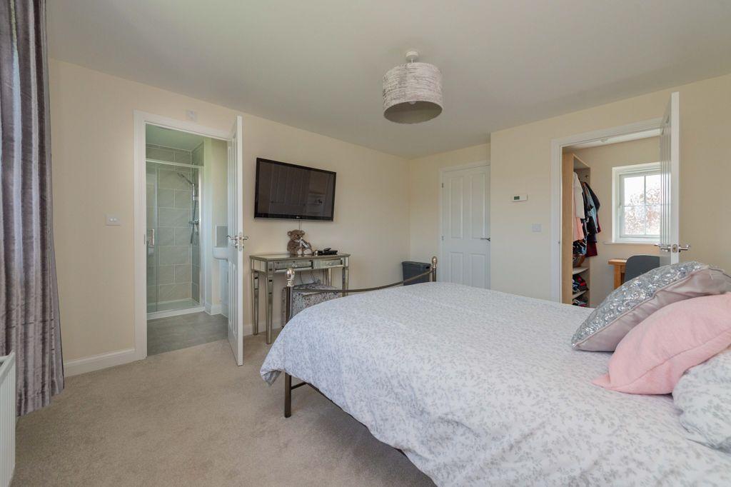 Master bedroom (w/ en-suite and dressing room)
