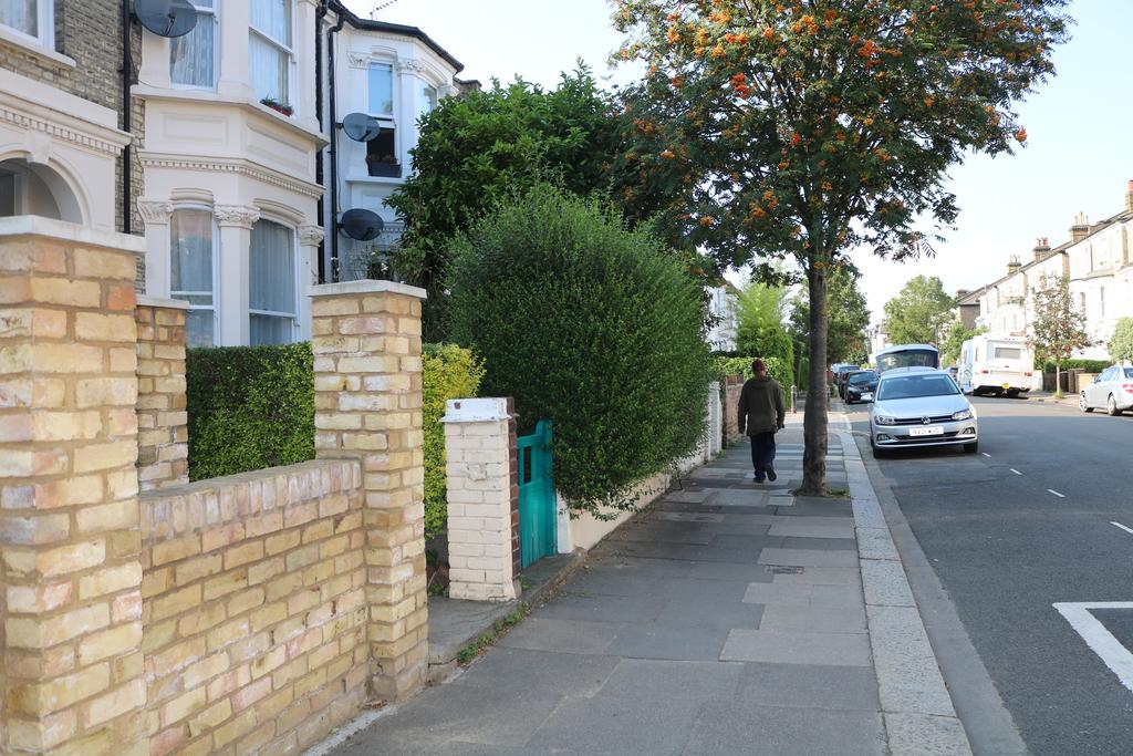 PERCY ROAD, SHEPHERDS BUSH, LONDON W12 1 bed in a house share to rent