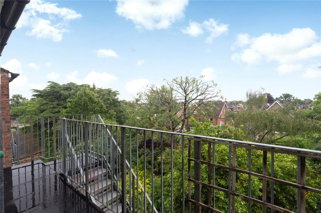 Gloucester Court, Kew Road, Richmond, Surrey 2 bed flat £525,000