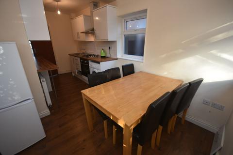 4 bedroom semi-detached house to rent, Parrs Wood Rd, Withington, Manchester. M20 4WJ