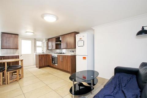 3 bedroom apartment to rent, Fordham Street, Whitechapel, London