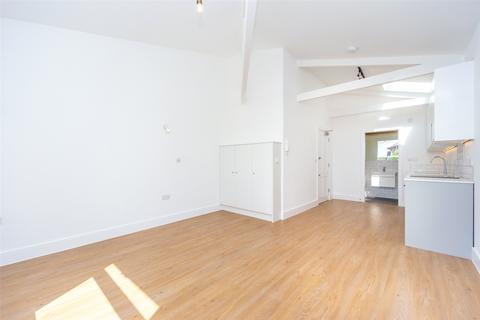 Studio to rent, Maids Causeway, Cambridge