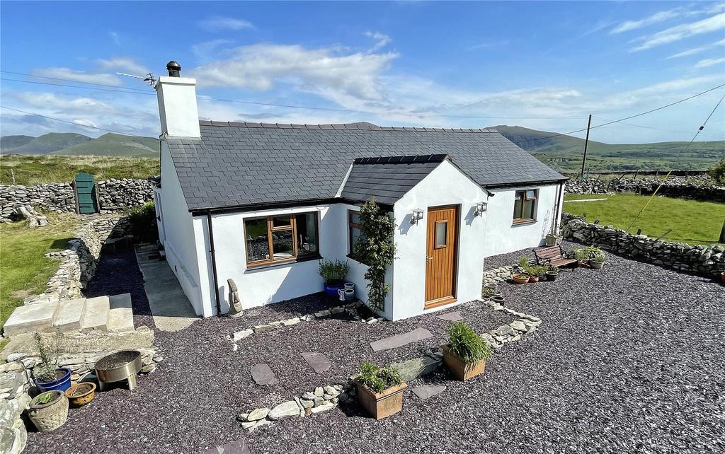 Clogwyn Melyn, Penygroes, Caernarfon, LL54 3 bed detached house £350,000