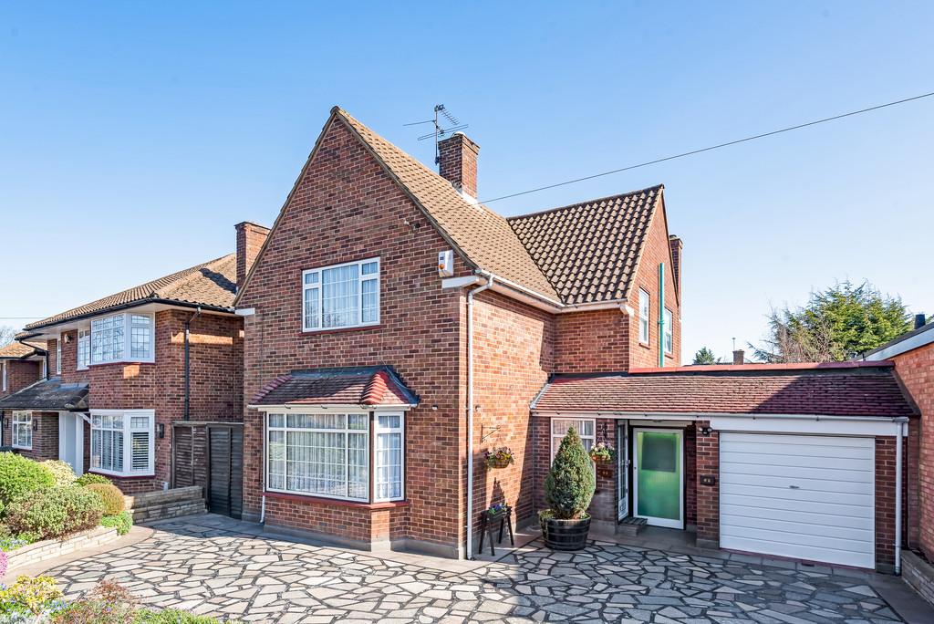 Harrowes Meade 3 bed detached house £825,000