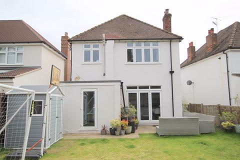 3 bedroom detached house to rent, Nork Gardens, Banstead