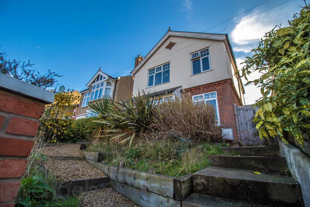 Maldon Road, Colchester, CO3 3 bed detached house £400,000