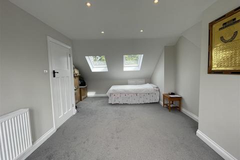 72 Ainslie Wood Road, London, E4 9BY