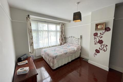 72 Ainslie Wood Road, London, E4 9BY
