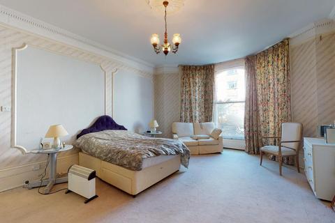 Flat 2, 29 Clifton Crescent, Folkestone, CT20 2EN
