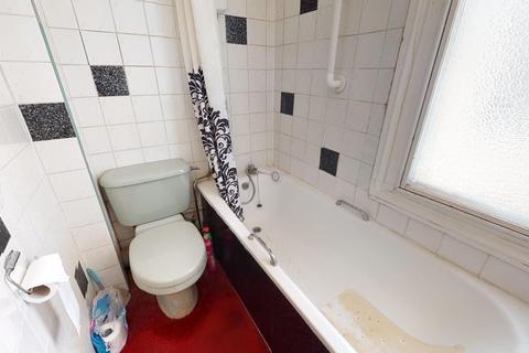Flat 2, 29 Clifton Crescent, Folkestone, CT20 2EN