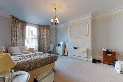 Flat 2, 29 Clifton Crescent, Folkestone, CT20 2EN