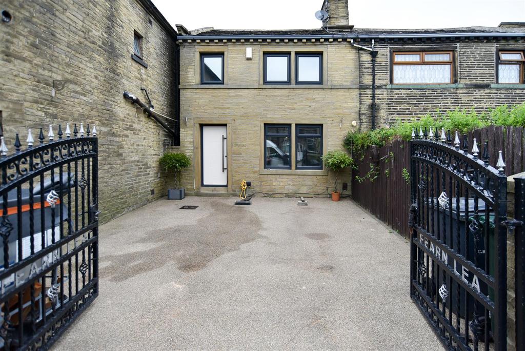 West End, Queensbury, Bradford 2 bed semidetached house £180,000