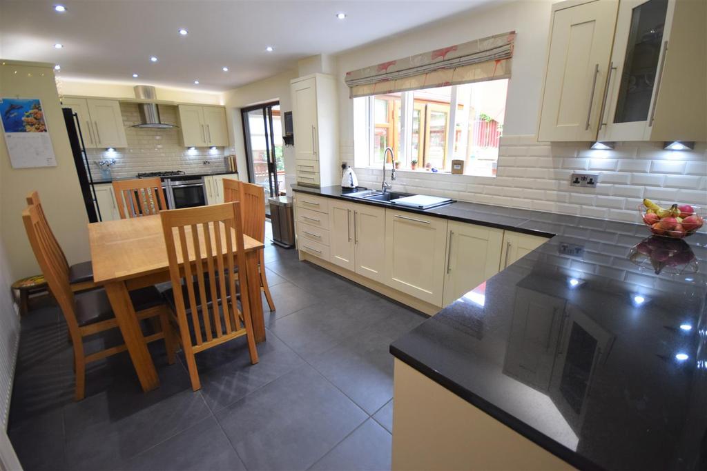 Harefield Park, Birkby, Huddersfield 4 bed detached house £435,000
