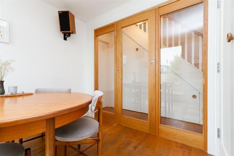 2 Lampern Square, London, E2 7AQ