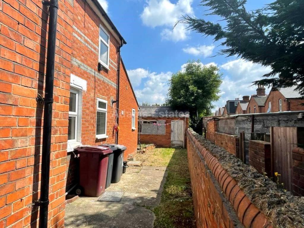 Manchester Road, Reading 3 bed end of terrace house £345,000