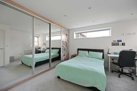 4 bedroom mews to rent, Coningham Mews, Shepherds Bush, London W12 9QW