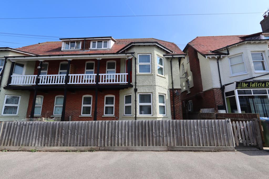 Beach Station Road, Felixstowe 1 bed flat £700 pcm (£162 pw)