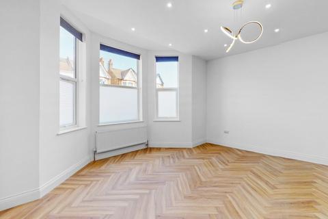Studio to rent, Regina Road, Ealing, W13