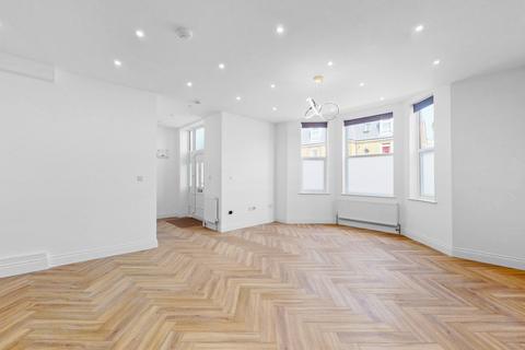 Studio to rent, Regina Road, Ealing, W13