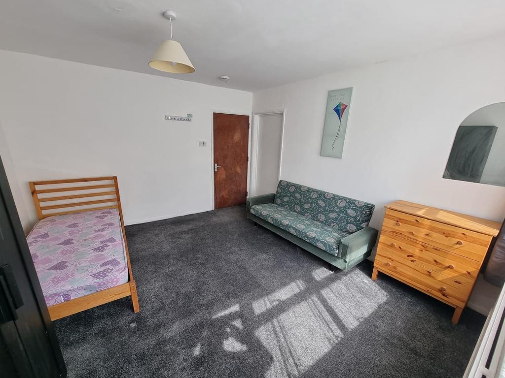 Spacious room available to rent located in the lu