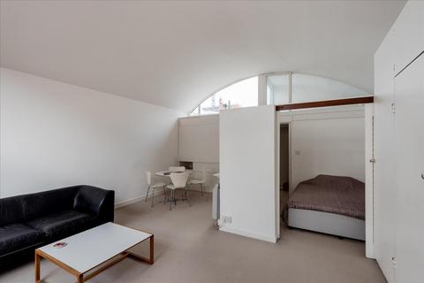 1 bedroom apartment to rent, Crescent House, Golden Lane Estate, London, EC1Y