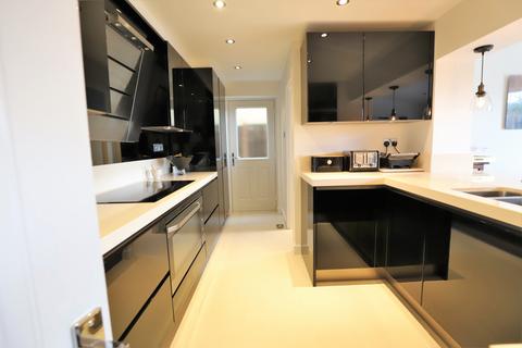 10 Binstead Close, Hayes, UB4 9YE