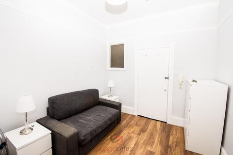 Studio to rent, Linden Gardens, Notting Hill Gate, London W2