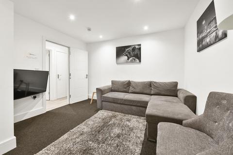 5 bedroom apartment to rent, SL Rochfords 26