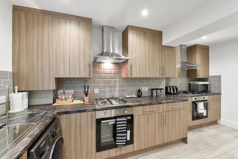 5 bedroom apartment to rent, SL Rochfords 26