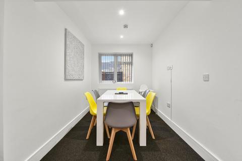 5 bedroom apartment to rent, SL Rochfords 26