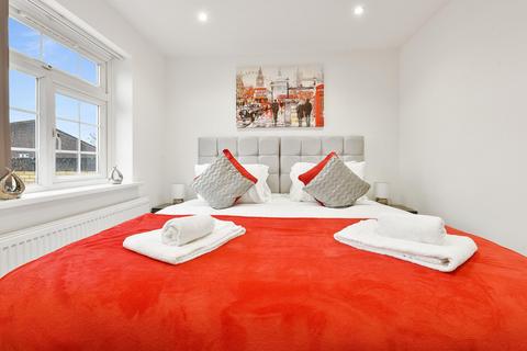 5 bedroom apartment to rent, SL Rochfords 26