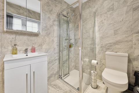 5 bedroom apartment to rent, SL Rochfords 26
