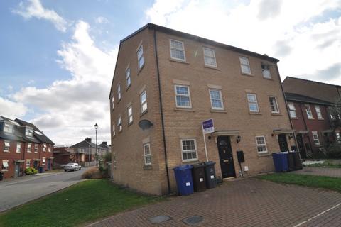 2 bedroom townhouse to rent, Wade Close, Grimethorpe