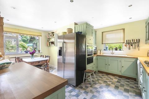 1 Harefield, Esher, KT10 9TG