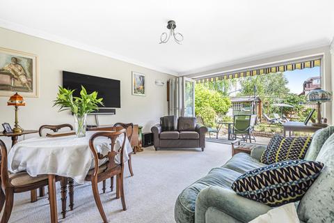 1 Harefield, Esher, KT10 9TG