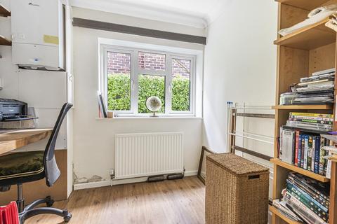 1 Harefield, Esher, KT10 9TG