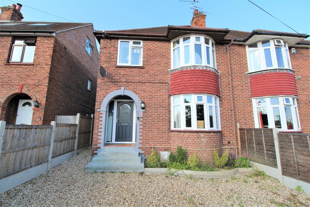 St. Andrews Avenue, Colchester, CO4 3AQ 3 bed semidetached house £