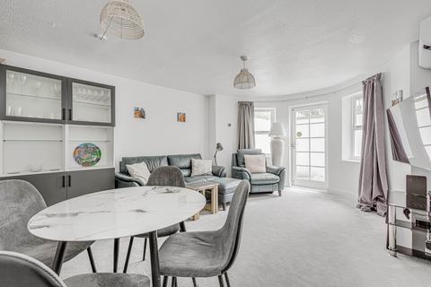 2 bedroom flat for sale, Altenburg Gardens, Battersea, London