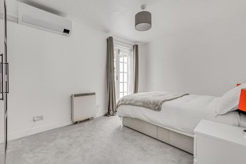 2 bedroom flat for sale, Altenburg Gardens, Battersea, London