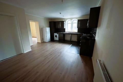 2 bedroom flat to rent, Oakdene Road, Redhill