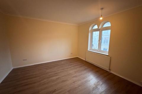 2 bedroom flat to rent, Oakdene Road, Redhill