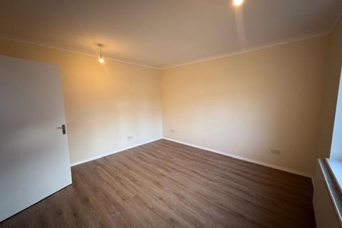 2 bedroom flat to rent, Oakdene Road, Redhill