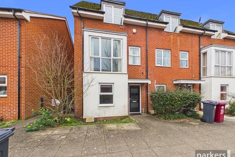 4 bedroom semi-detached house to rent, Puffin Way, Berkshire RG2