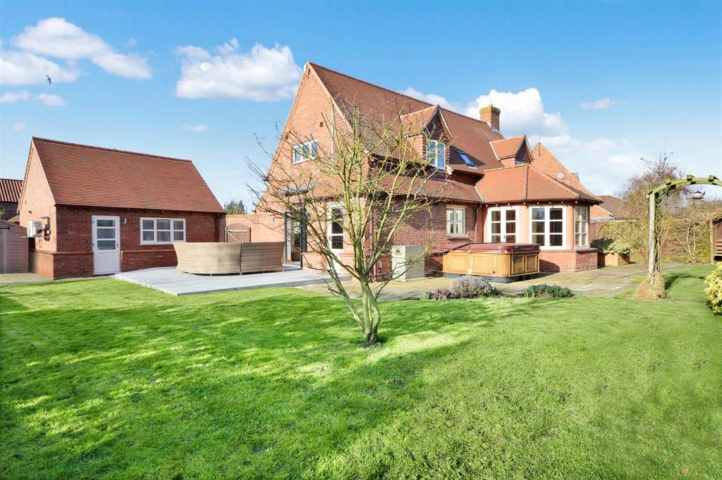 Orchard Close, NewtonOnTrent, Lincoln 4 bed detached house £380,000