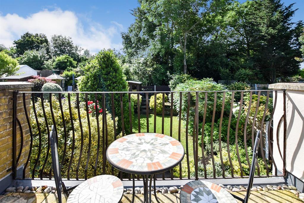 Grove Road, Benfleet 3 bed semidetached house £440,000