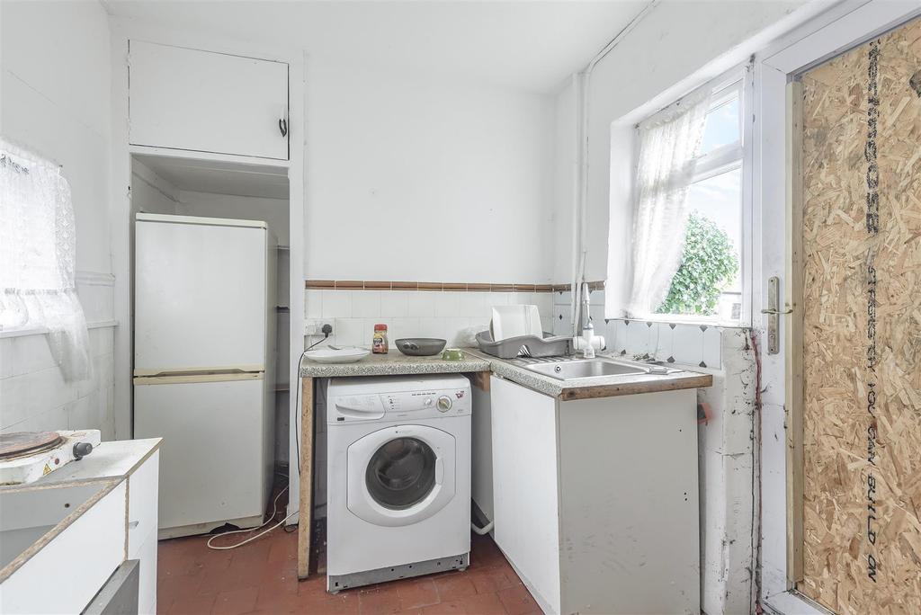 Dean Court, Wembley 3 bed property £350,000