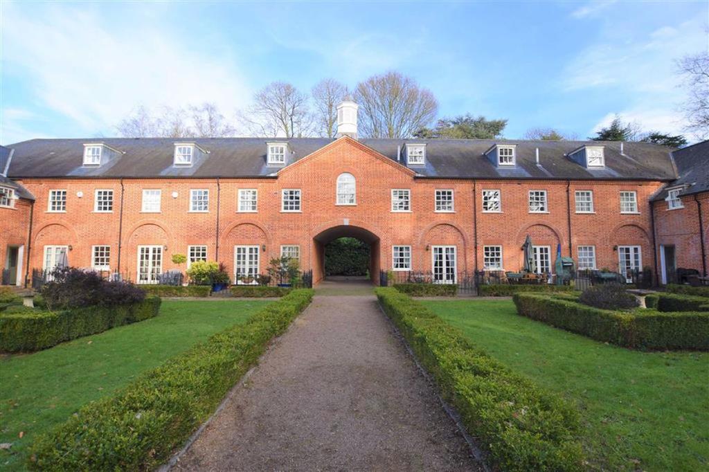 Mulberry Close, Watford, Herts 2 bed apartment £400,000